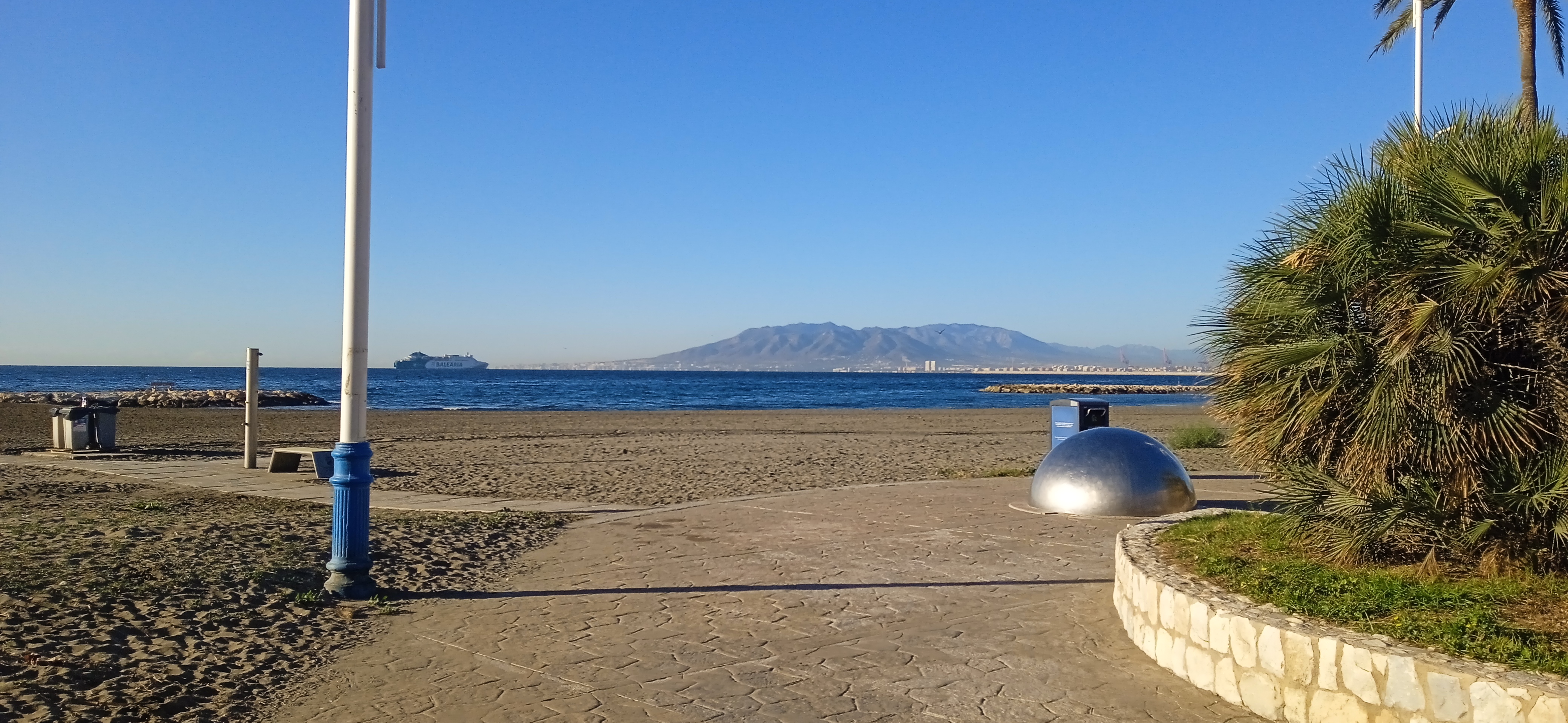 5 MINUTES WALKING TO THE BEACH.